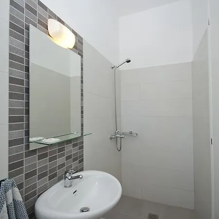 ميغاز روومز *